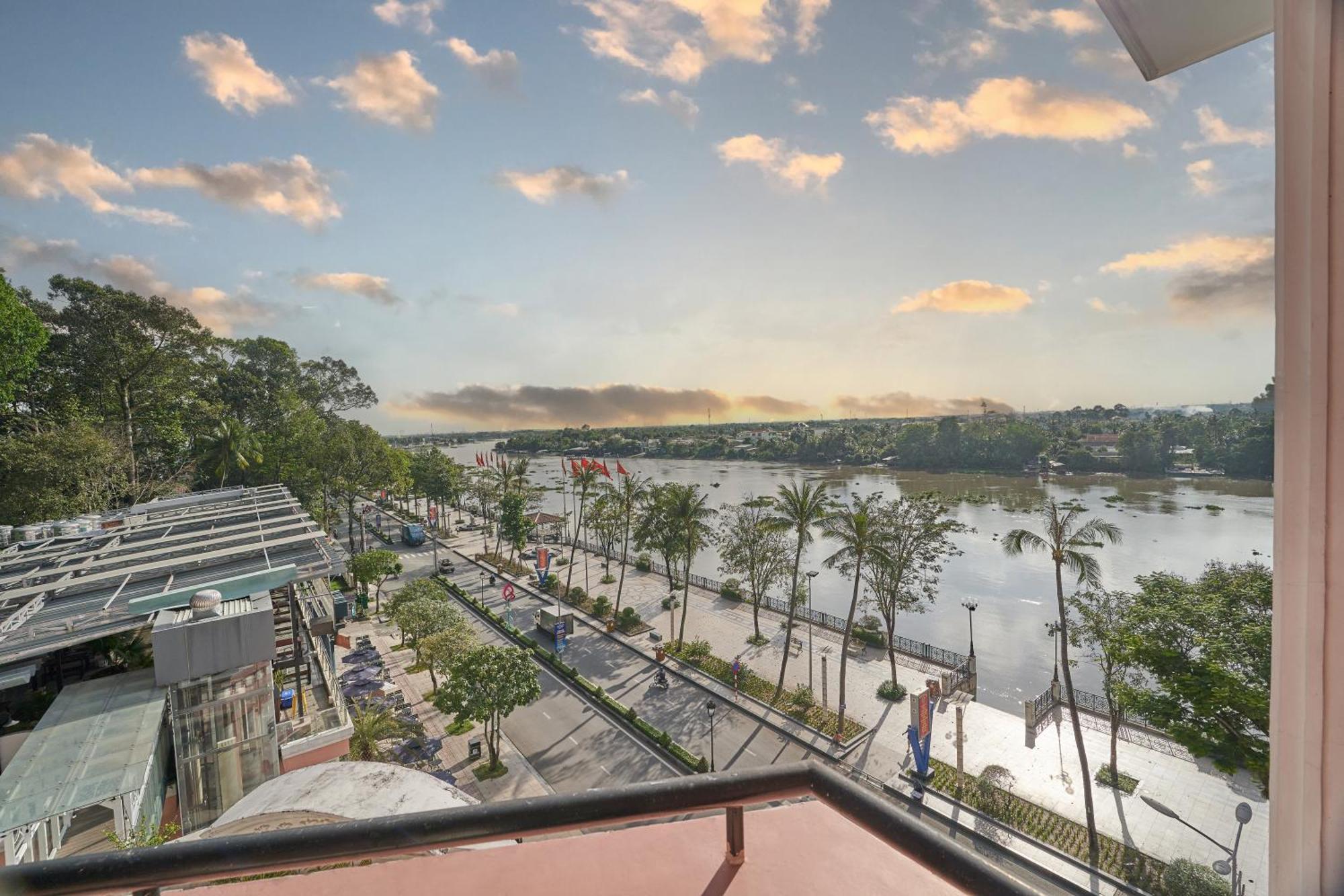 Bcons Riverside Hotel Binh Duong Thu Dau Mot Dış mekan fotoğraf