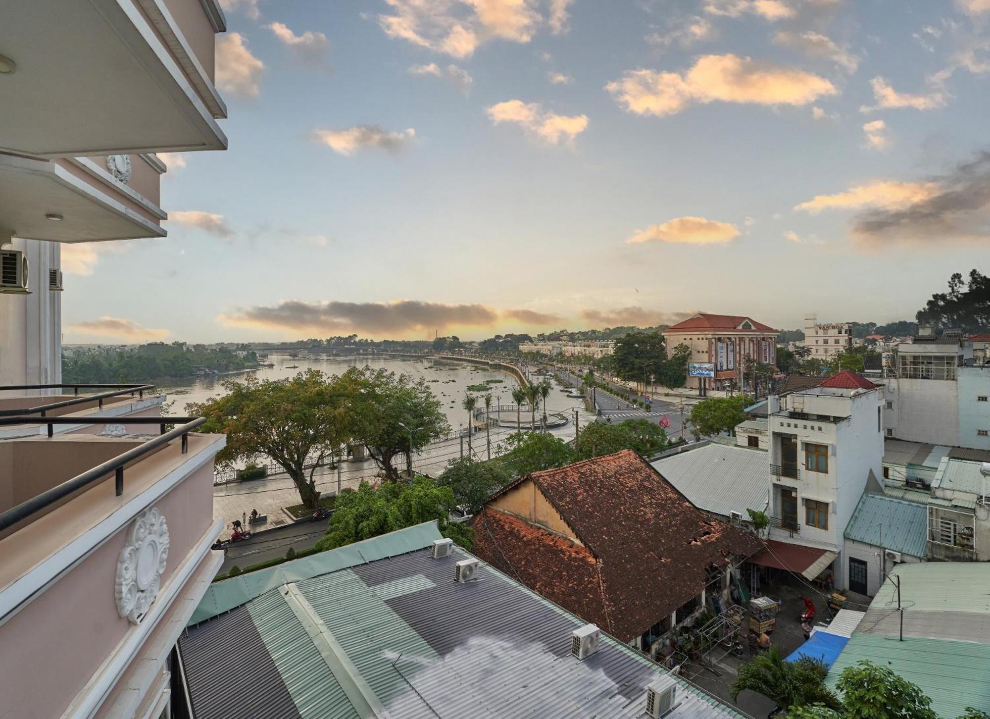 Bcons Riverside Hotel Binh Duong Thu Dau Mot Dış mekan fotoğraf